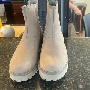 Beige suede timberland boots size 8 new never worn